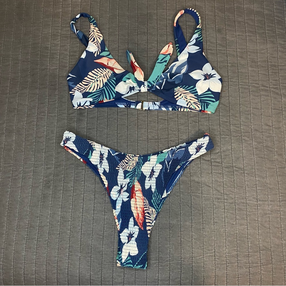 Hollister Floral Bikini 👙 Top + bottom - Picture 1 of 11